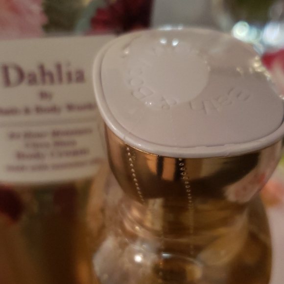 CHOOSE A SET Body Cream & Shower Gel - Picture 5 of 9